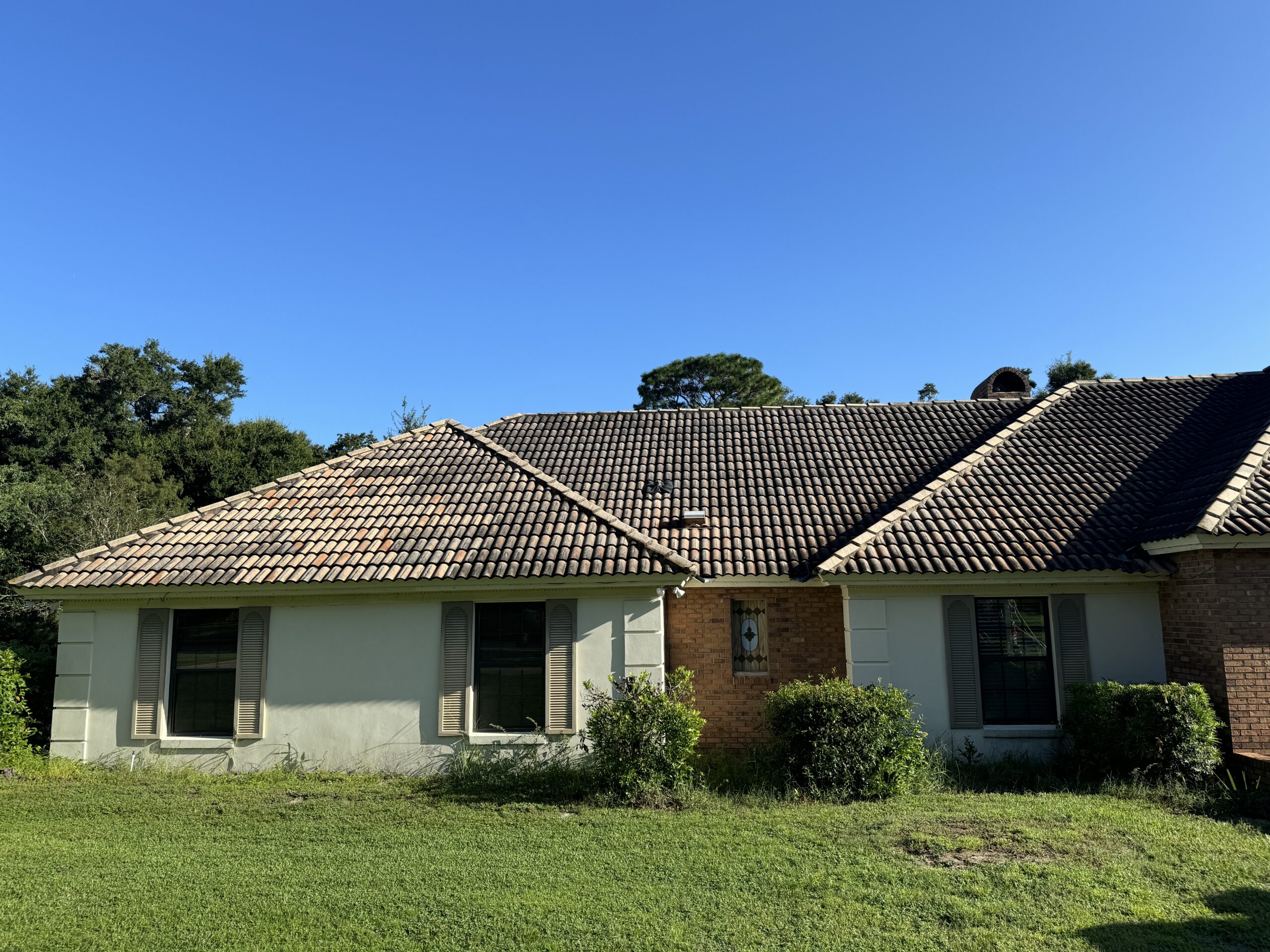 Soft Wash Transformation Unveiled in Sweetwater Club, Wekiva Springs - Before